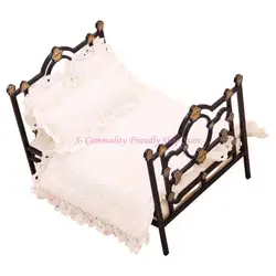 Cama en miniatura para casas de muñecas con decoración