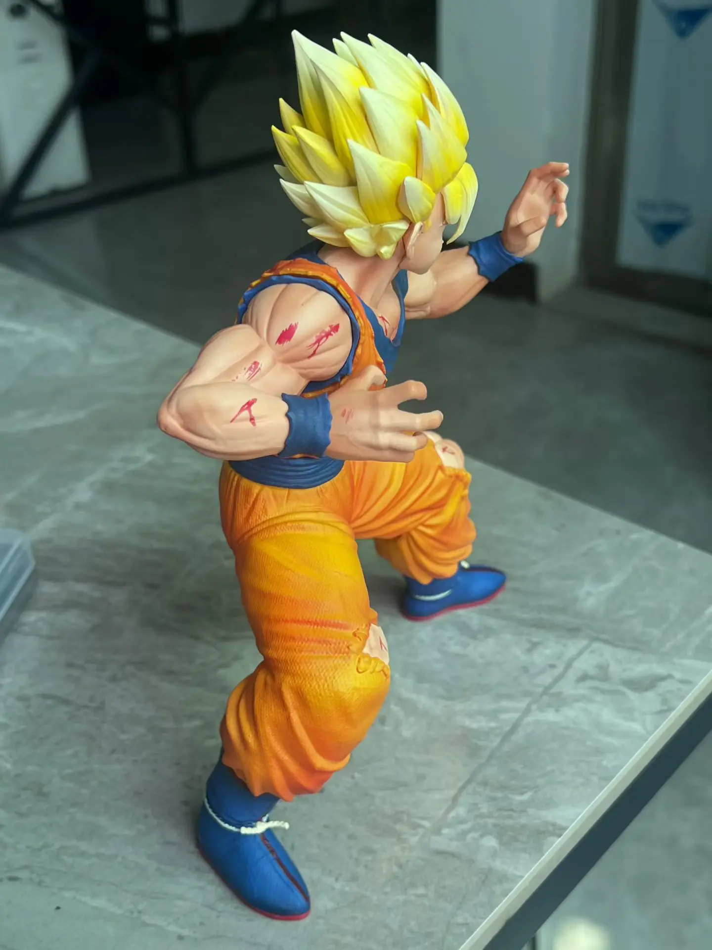 Figura acción Goku Super Saiyan con efectos de batalla - imagen 4