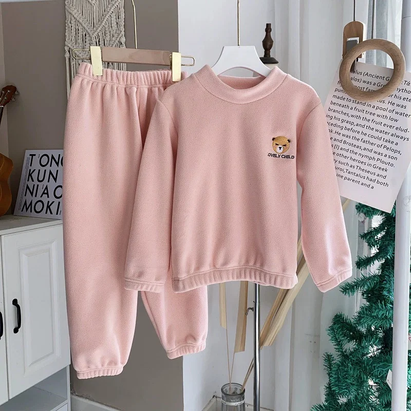 Detalle del tejido y los colores del conjunto infantil