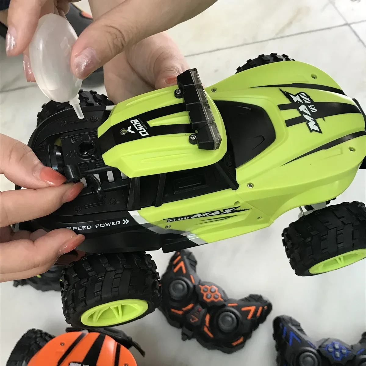 Coche teledirigido RC todoterreno buggy de derrape con tracción - imagen 4