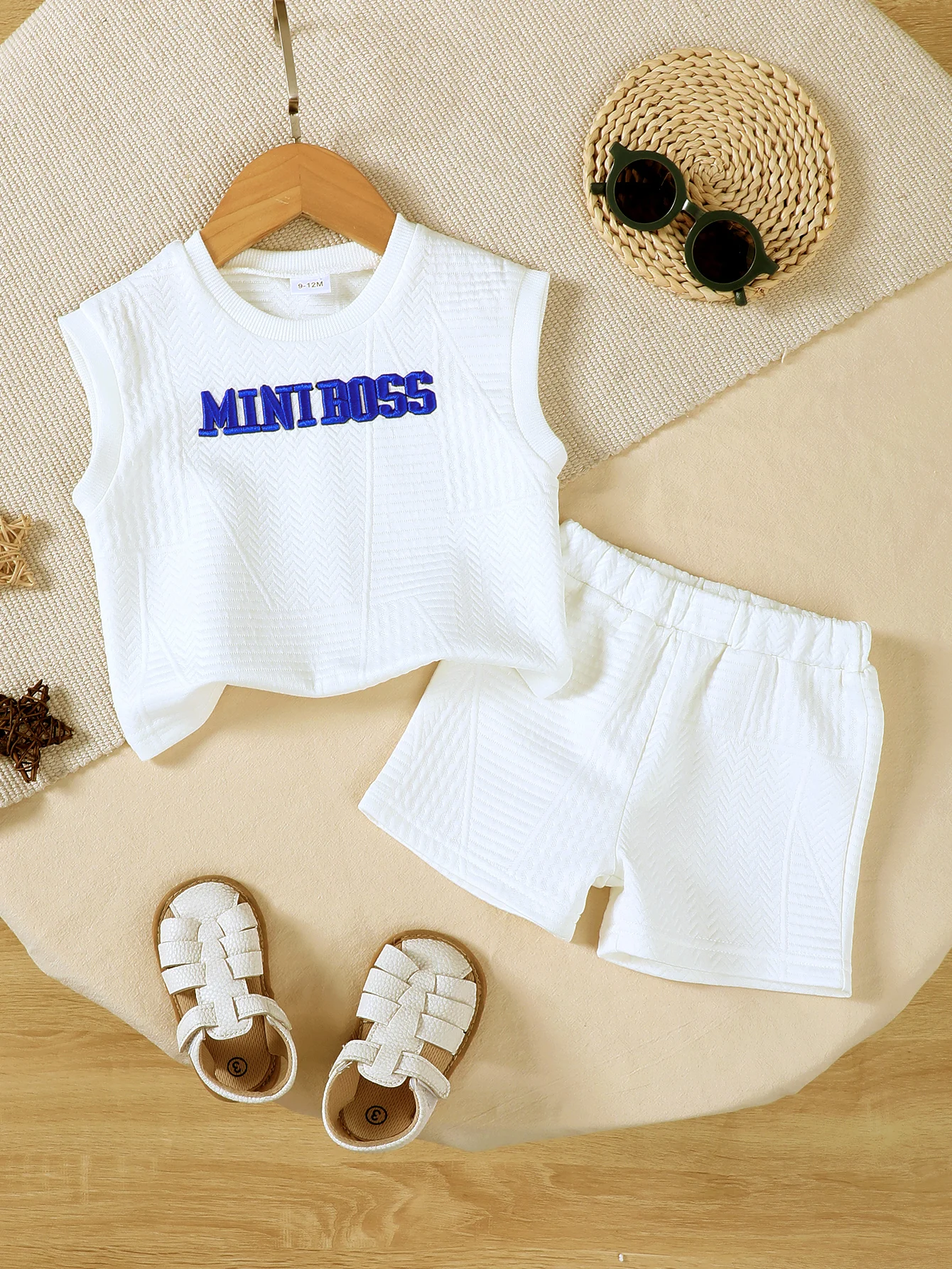 Conjunto deportivo de bebé con chaleco de letras y pantalón corto