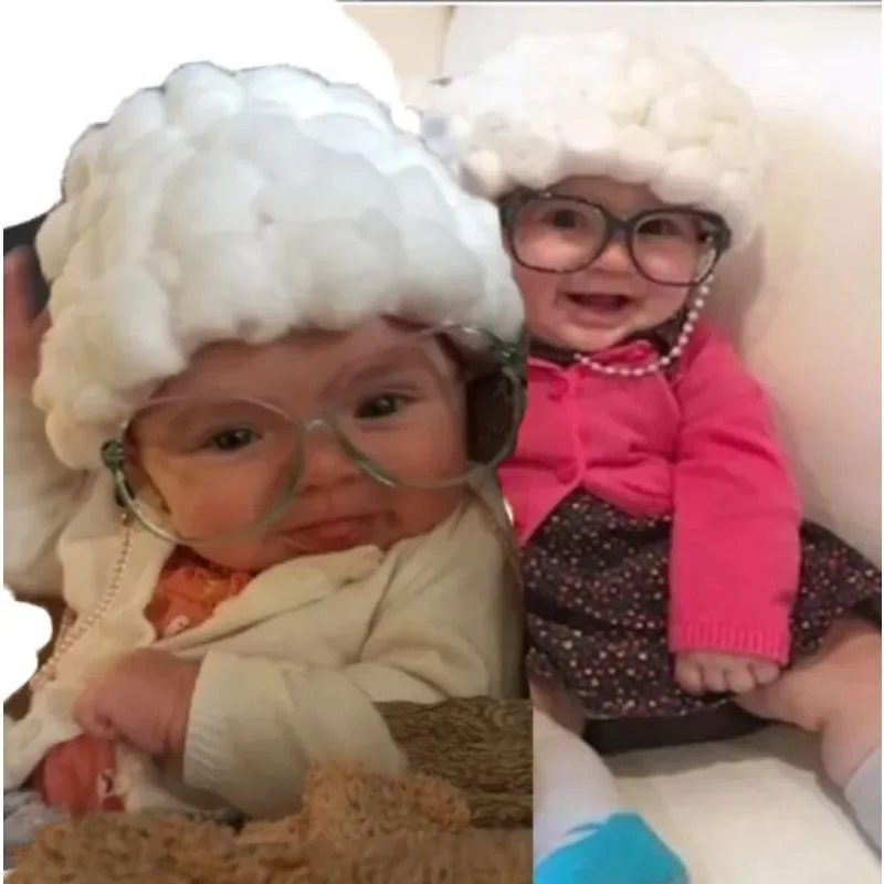 Bebé con disfraz de abuela en sesión fotográfica