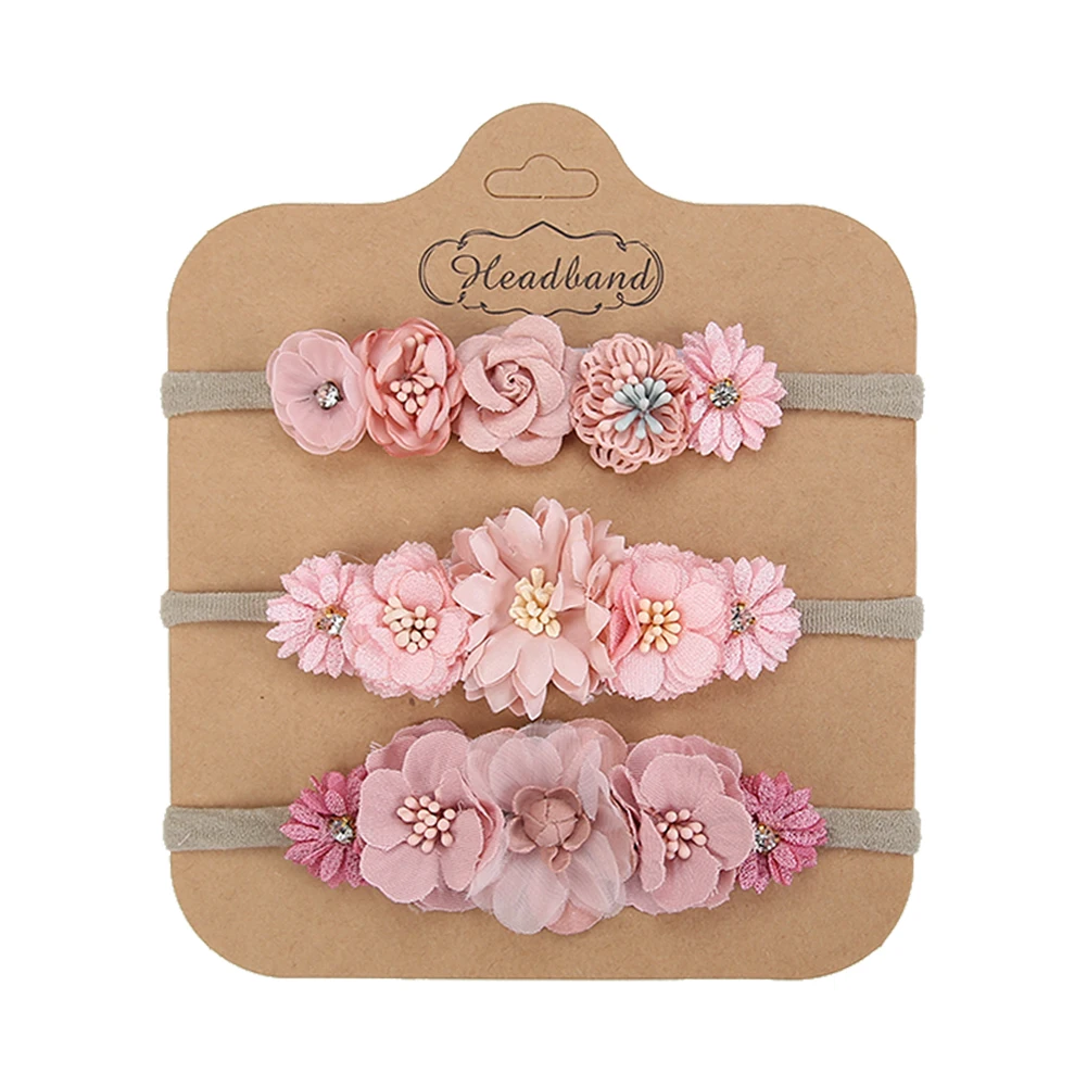 Detalle de flor y strass en diadema