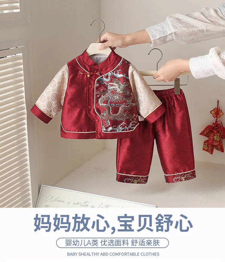 Camiseta roja de manga larga con detalles bordados estilo chino
