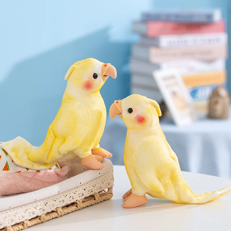 Loro de peluche amarillo visto de frente