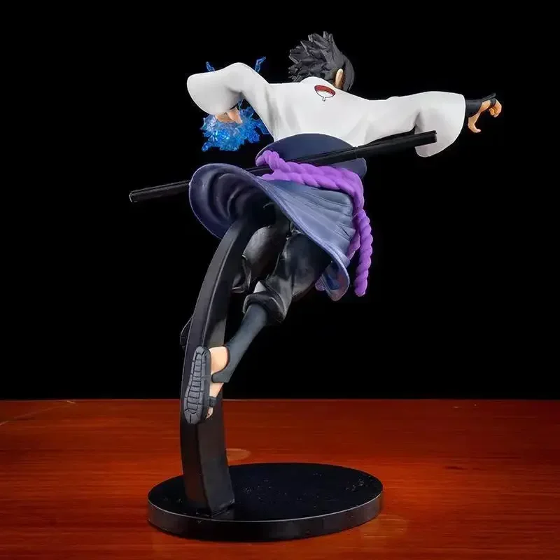 Figura de Sasuke Uchiha en posición de batalla