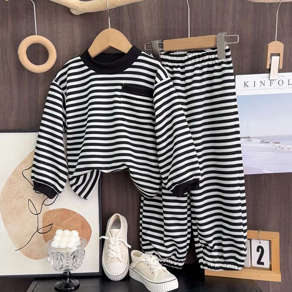 Conjunto infantil a rayas de manga larga con pantalones