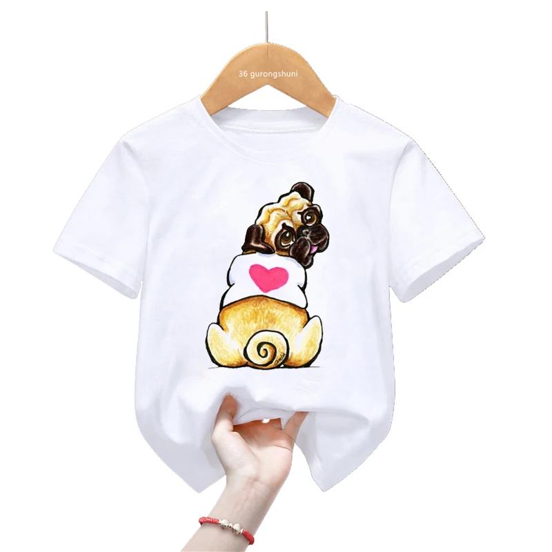 Niña jugando con la camiseta puesta