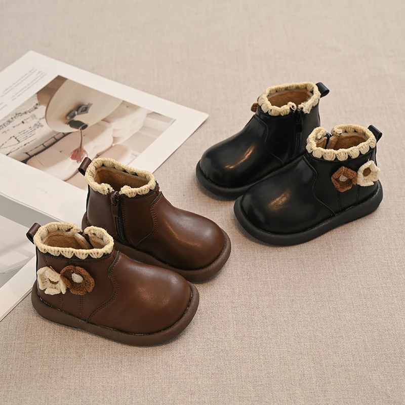 Niña caminando con botas impermeables