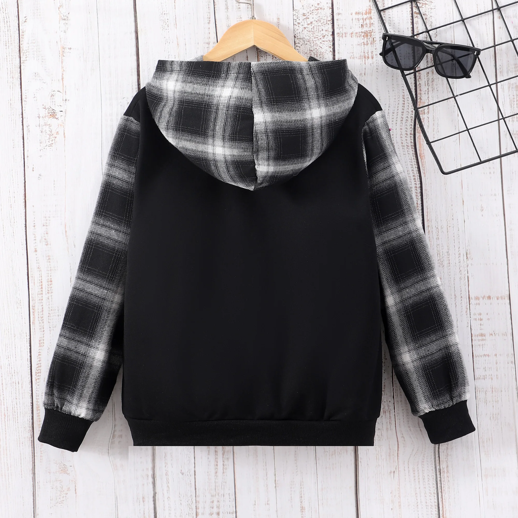 Sudadera con capucha infantil deportiva de cuadros patchwork y letras - imagen 3