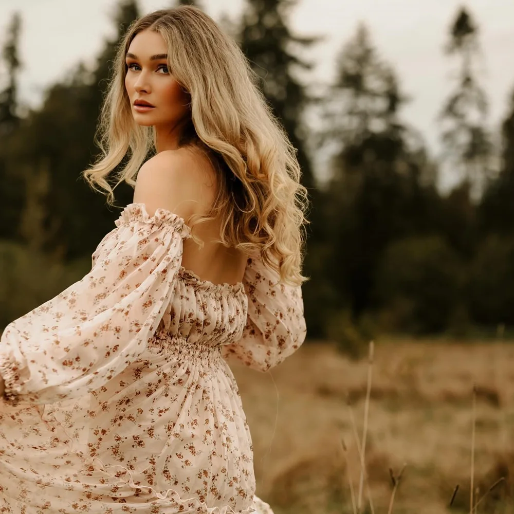 Vestido de embarazo floral en gasa con un hombro elegante - imagen 5