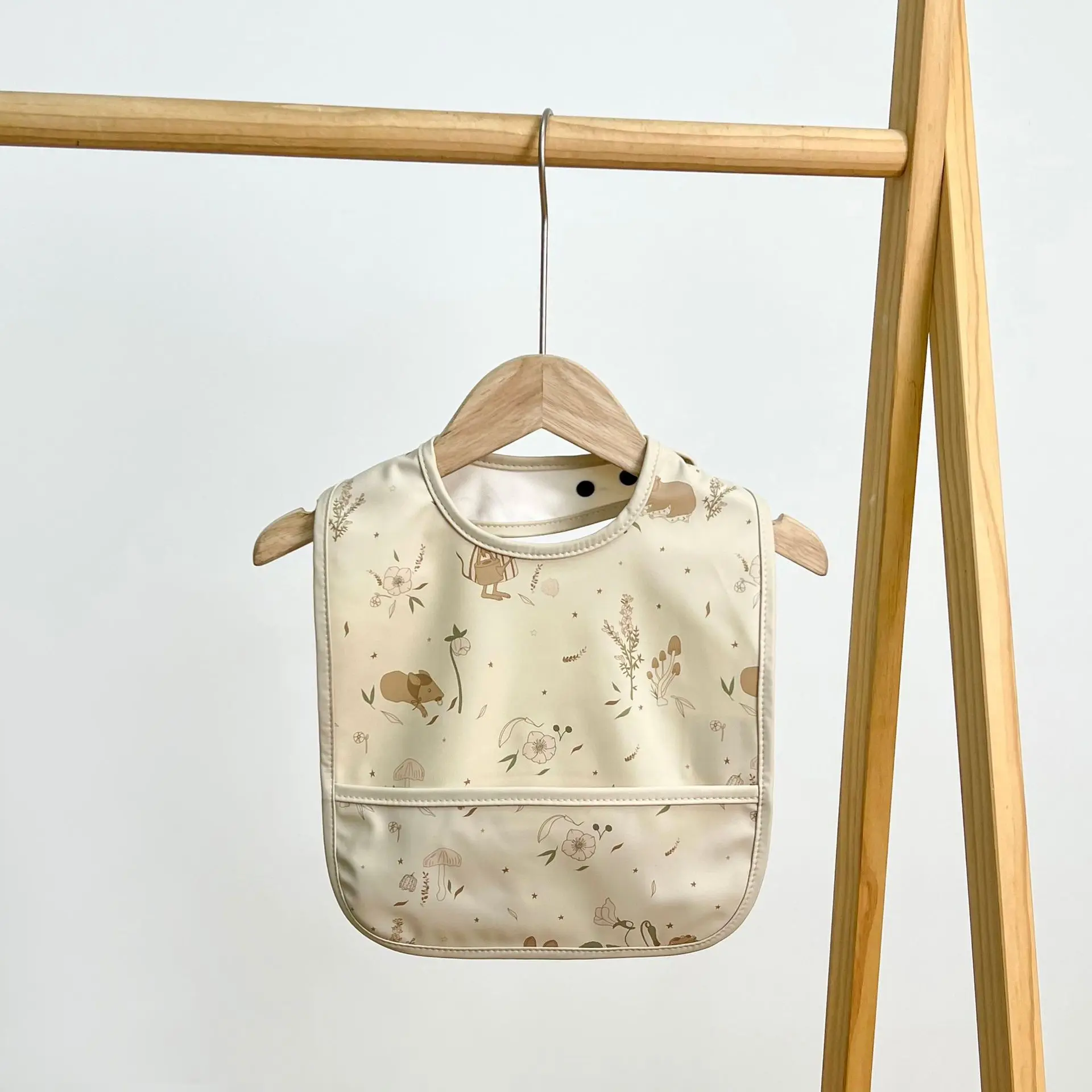 Babero con estampado infantil, listo para el día a día