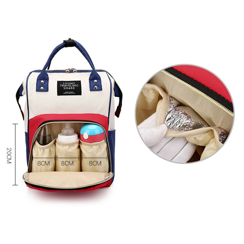Mamá usando la bolsa colgante en el cochecito mientras pasea al bebé