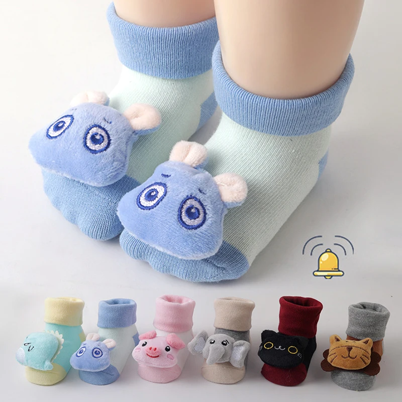 Bebé con calcetines para mayor comodidad en casa