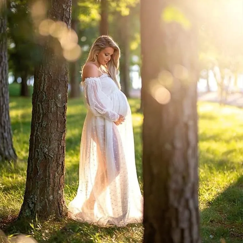 Vestido de tul blanco para sesión de maternidad con manga acampanada