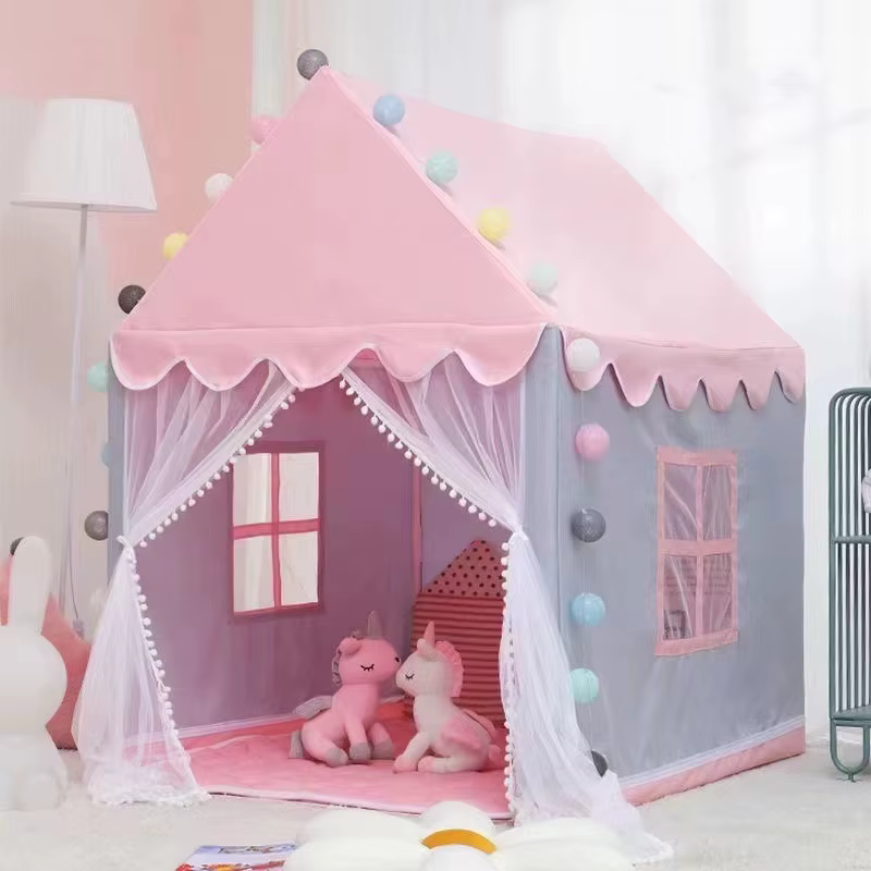 Tienda de campaña tipi rosa abierta en habitación infantil