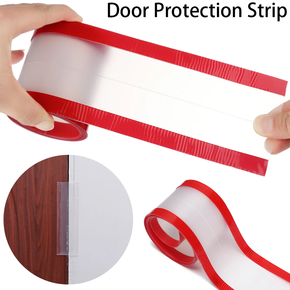 Tira protectora instalada en puerta de madera