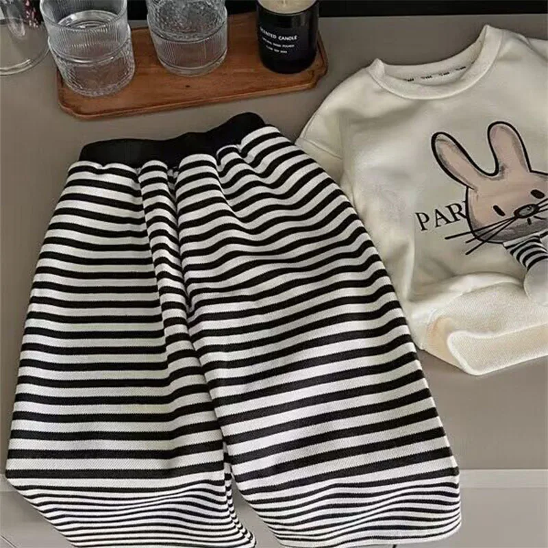 Conjunto de niña conejo animado: jersey y pantalón a rayas - imagen 3