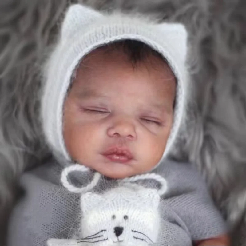 Muñeca reborn de vinilo Romy de piel oscura con kit de piezas - imagen 5