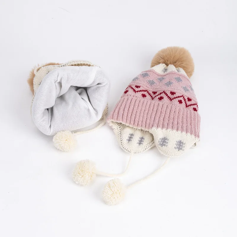 Gorro de punto para niños con orejeras mostrando el diseño Jacquard