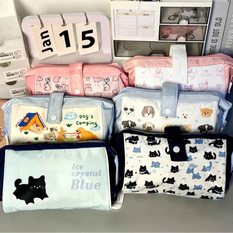 Estuche kawaii con patrón de cachorros y colores pastel