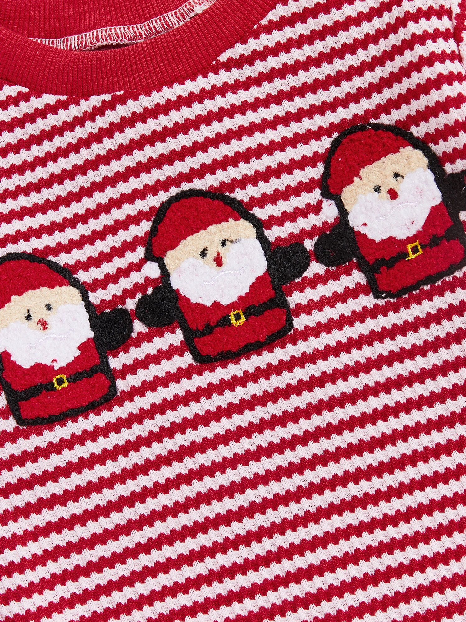 Bebé usando el mameluco en entorno navideño
