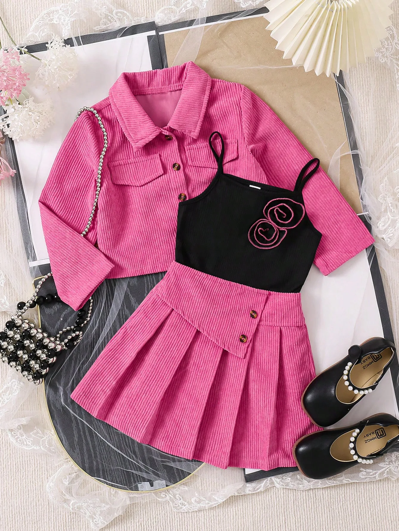 Niña con conjunto de falda y top azul