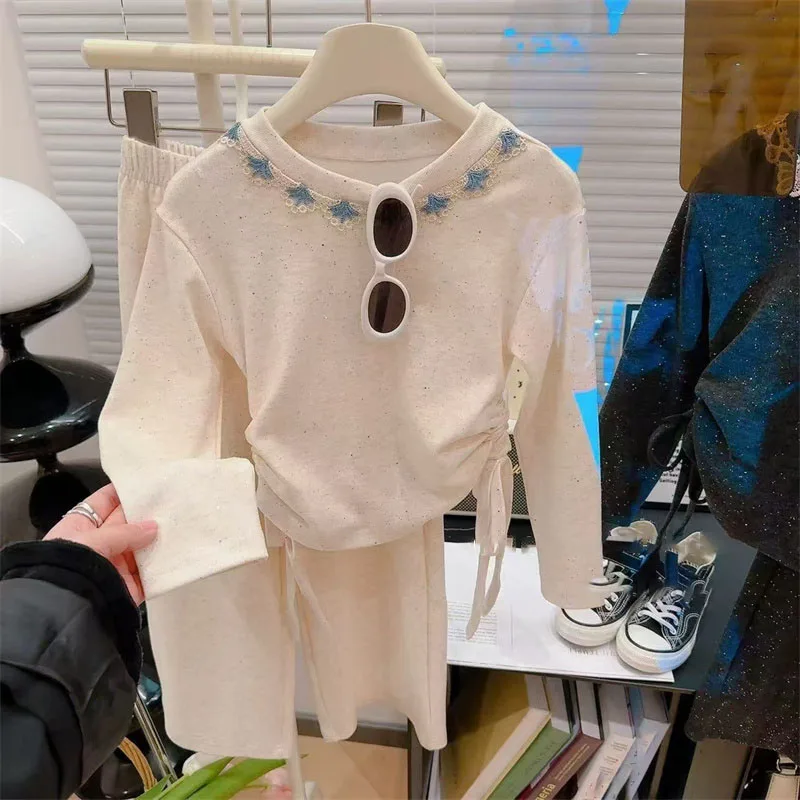 Conjunto de otoño para niñas visto de frente