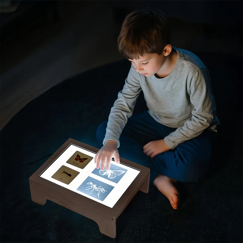 Detalle de la mesa con luz para juego Montessori