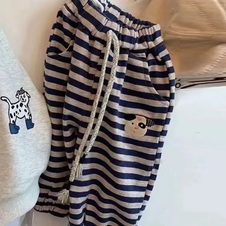 Niños luciendo el conjunto de otoño