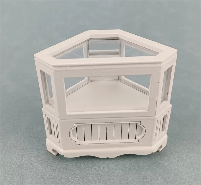 Casa de muñecas 1:12 – Muebles mini: sofá, silla y vitrina decorativa - imagen 4