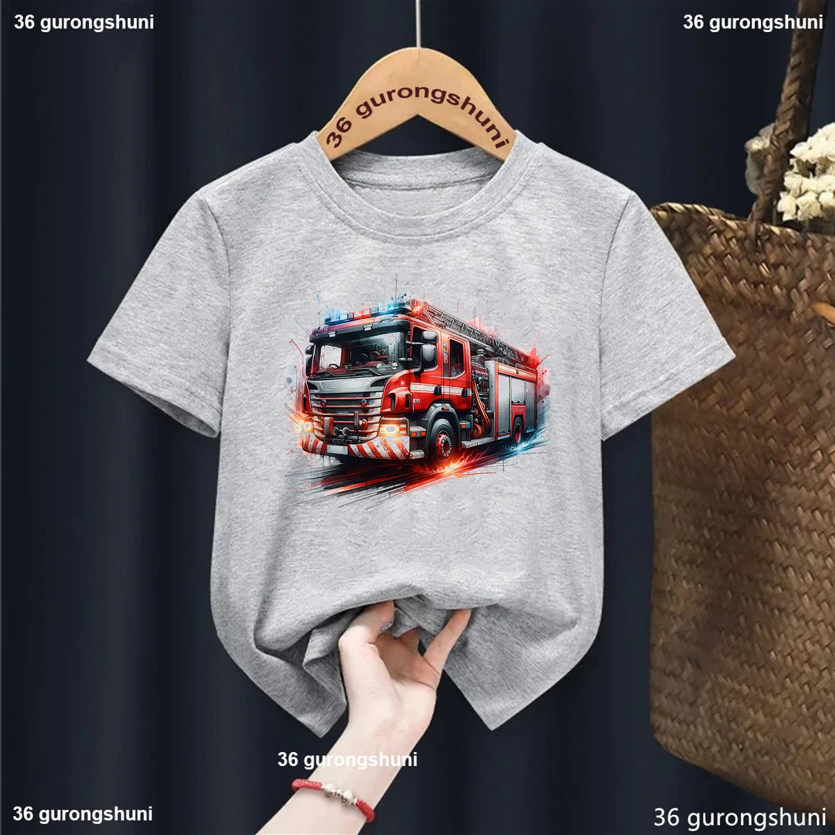Camiseta infantil de algodón con estampado de camión de bomberos - imagen 2