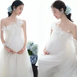 Vestido de embarazo blanco un solo hombro con volantes