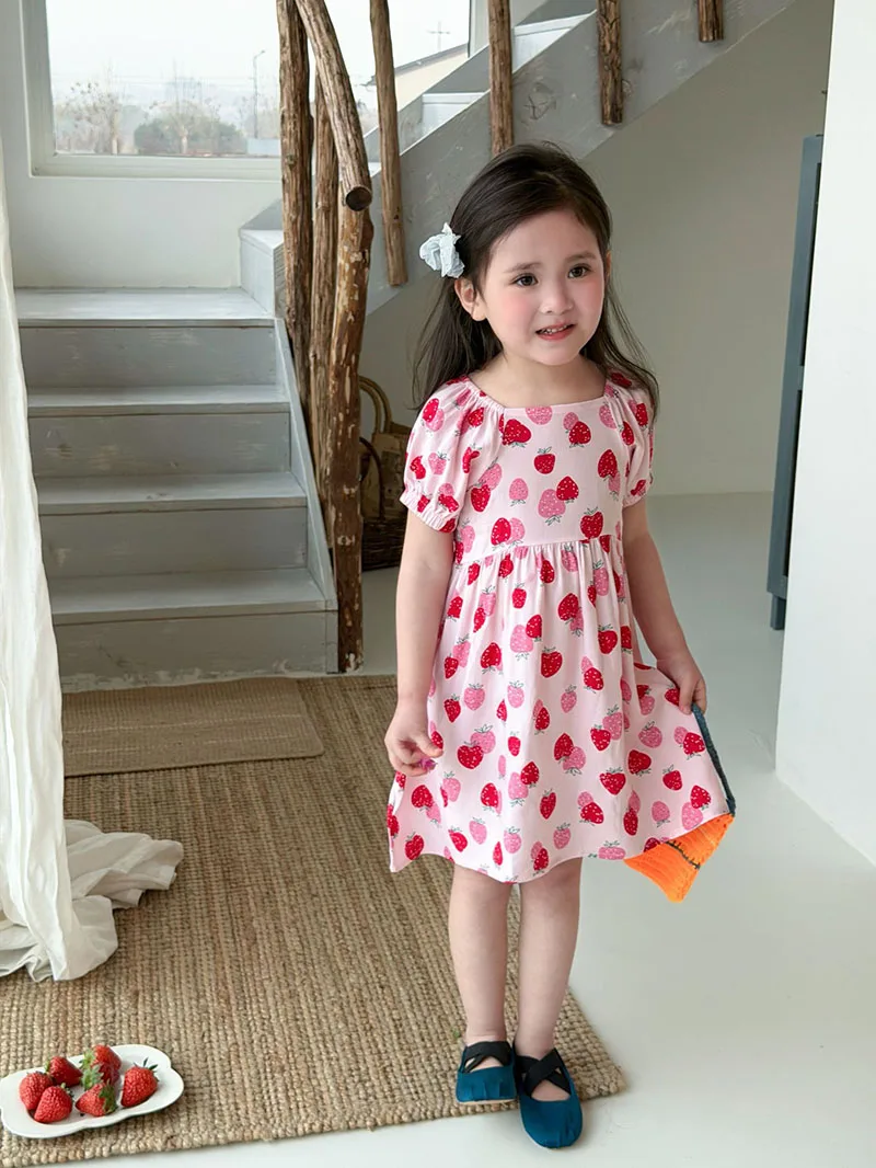 Vestido infantil delicado con estampado multicolor