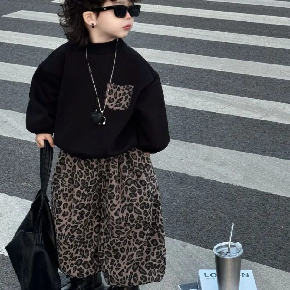 Conjunto bebé otoño con sudadera y pantalón estampado - imagen 4