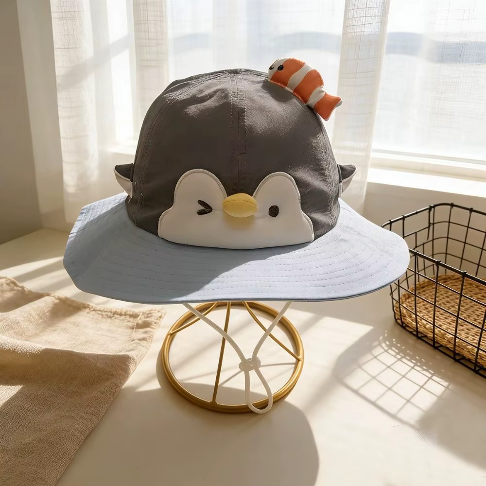 Gorra infantil con visera amplia en un estilo de verano