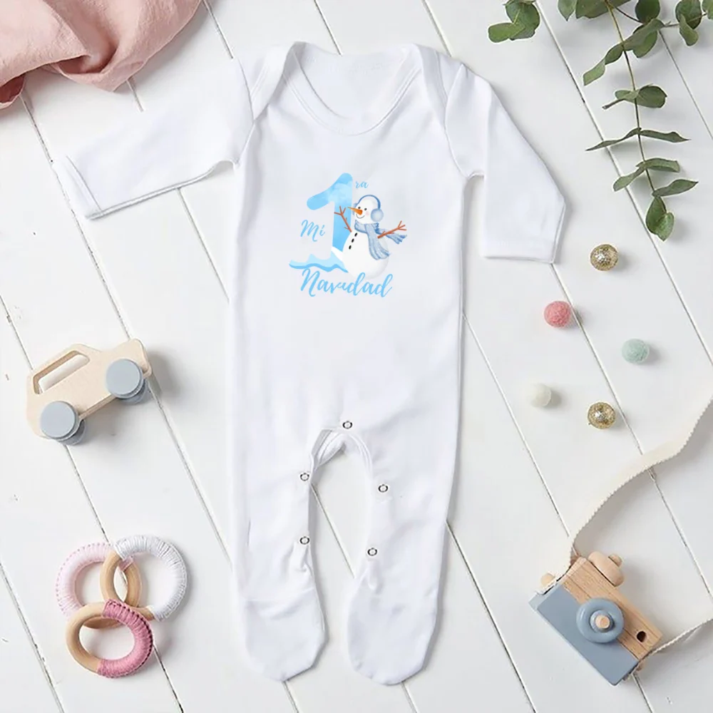 Imagen del bebé usando el traje de dormir en un entorno acogedor