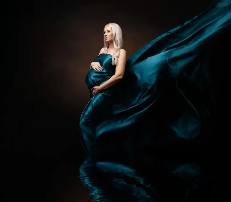 Envoltura de satén para posado de maternidad