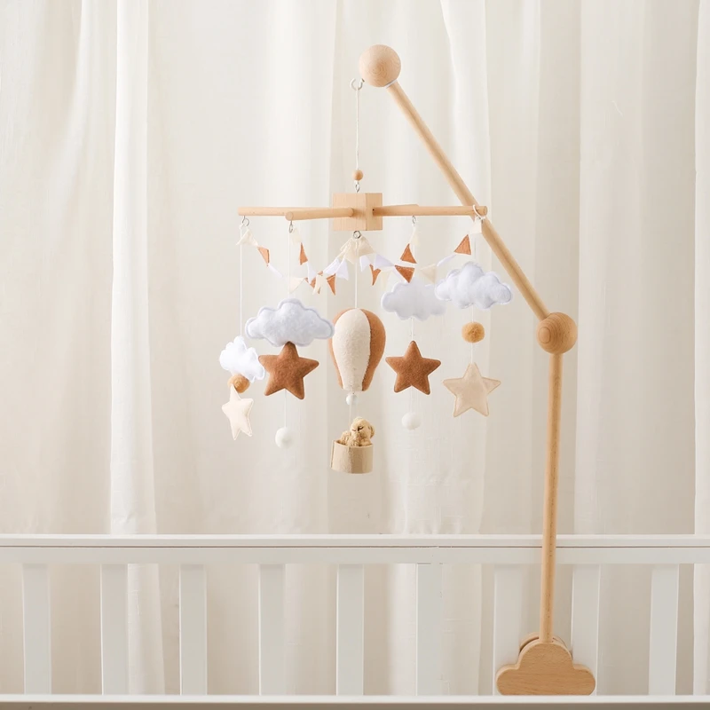 Móvil de cuna en madera bebé – Fieltro suave con globo aerostático - imagen 4
