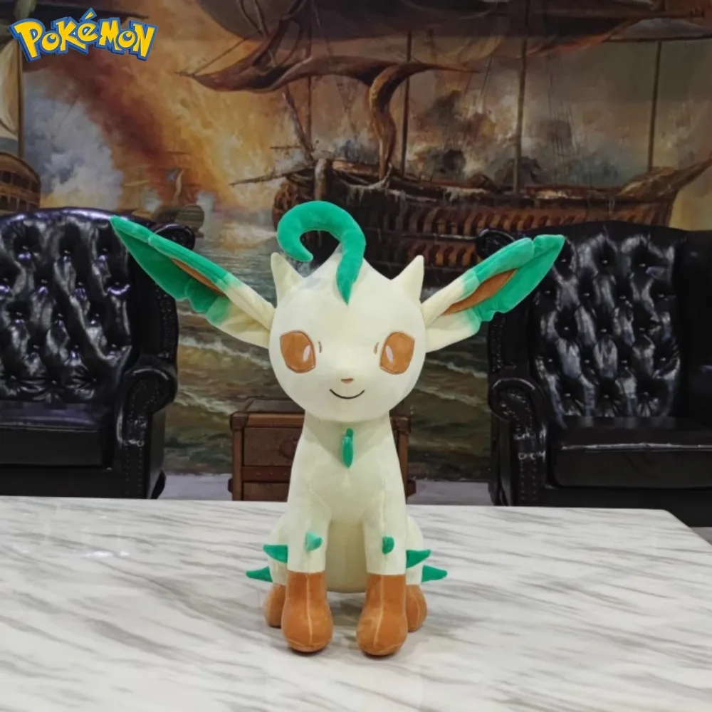 Peluche Leafeon mostrando sus dimensiones aproximadas