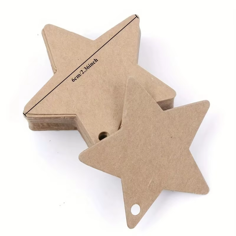 Etiquetas de papel kraft en forma de estrella dispersas sobre superficie de madera clara