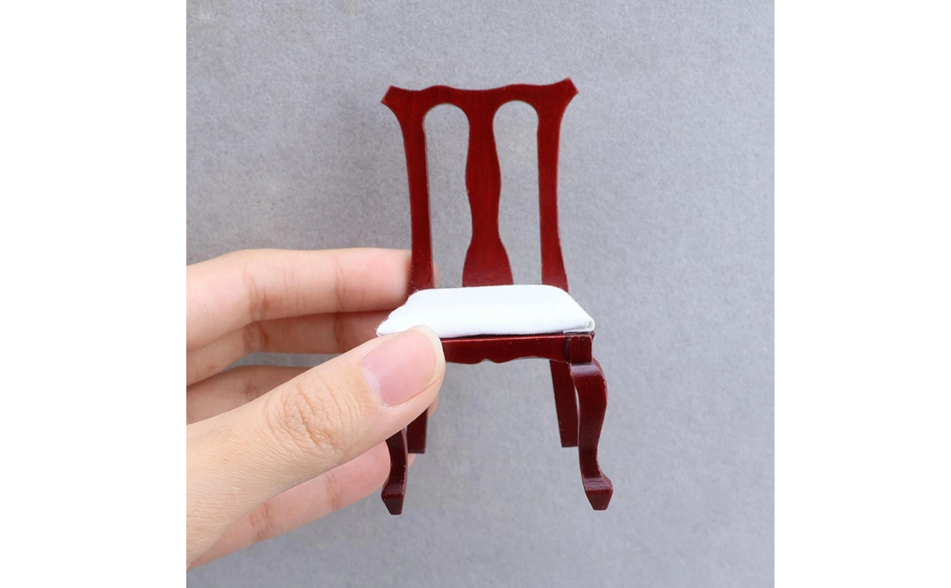Sillas de respaldo alto con cojines en miniatura