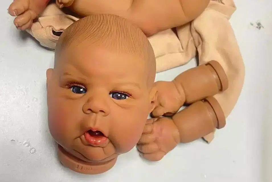 Muñeco Reborn Gounchi realista de piel oscura pintado a mano - imagen 4