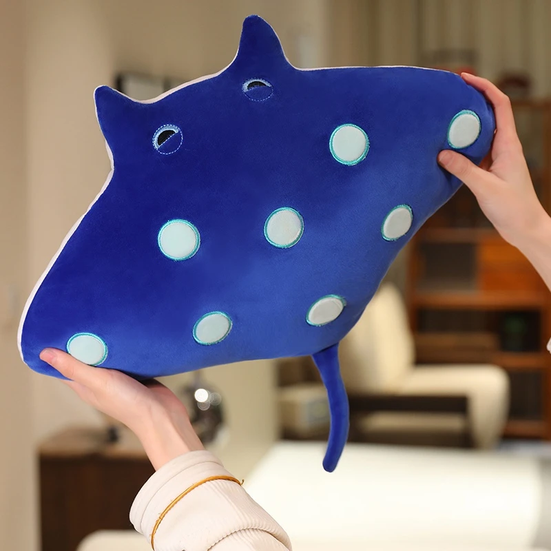 Detalle del material suave del peluche de manta raya