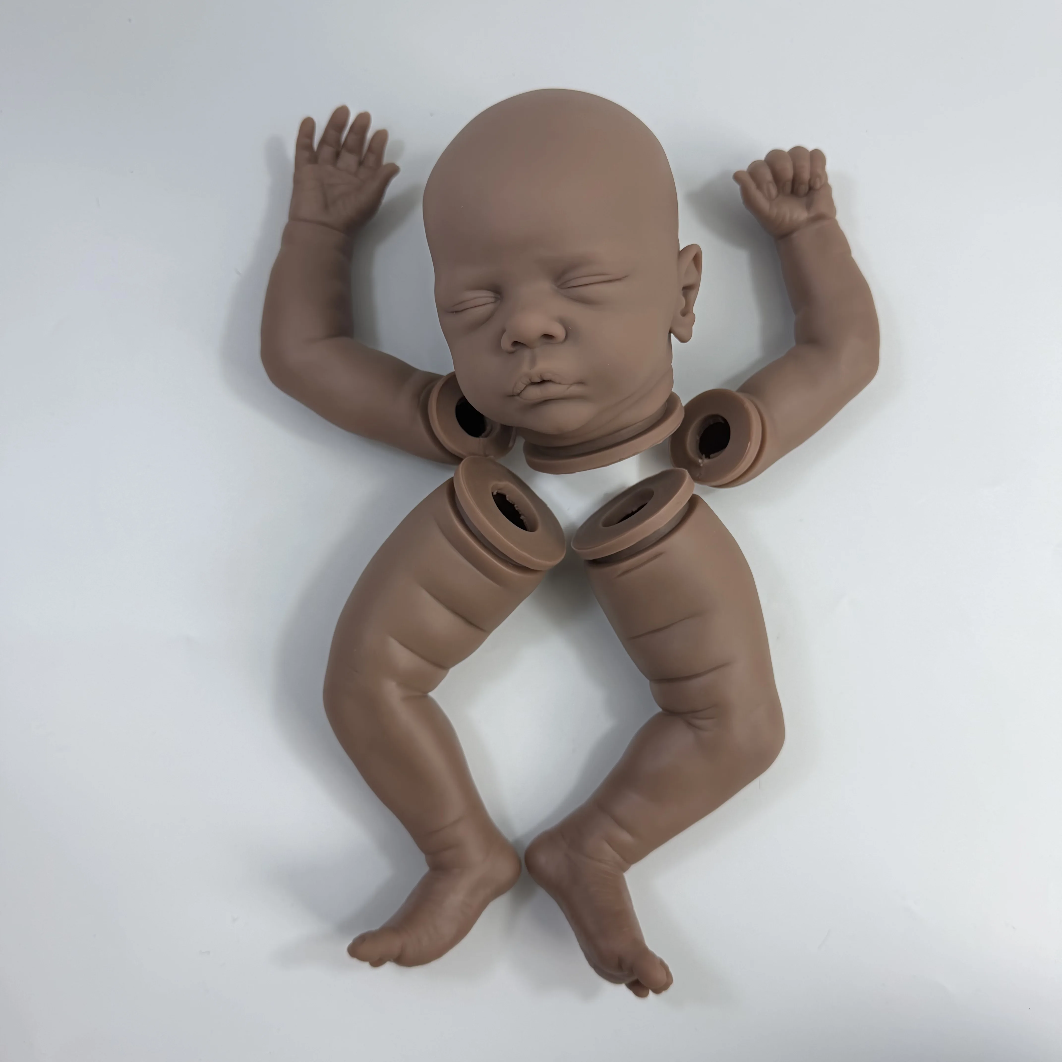Muñeca reborn de vinilo Romy de piel oscura con kit de piezas