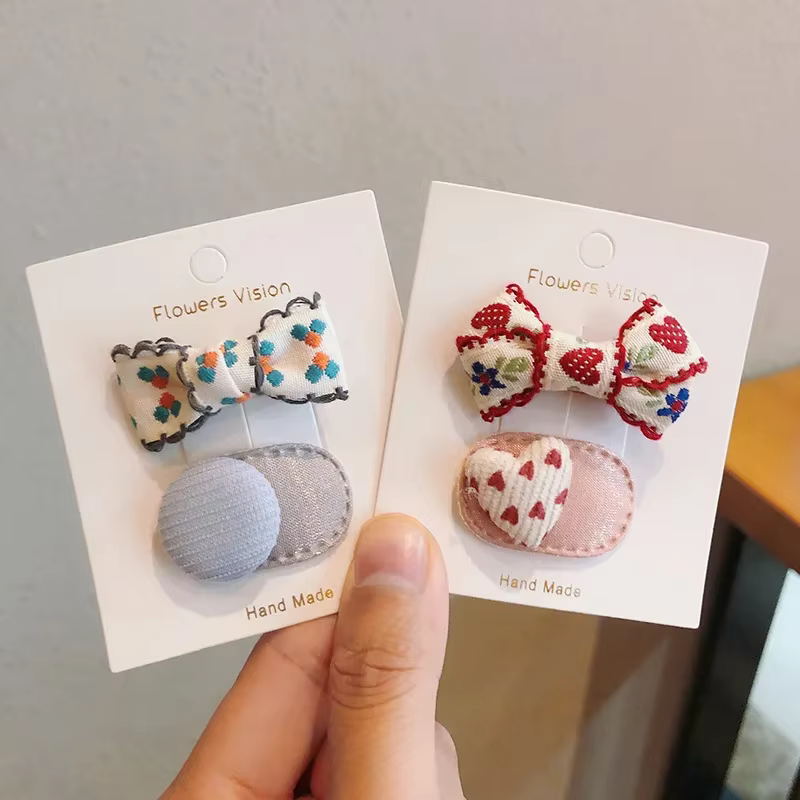 Horquillas con lazo y pompón para niña – Accesorios de cabello - imagen 2