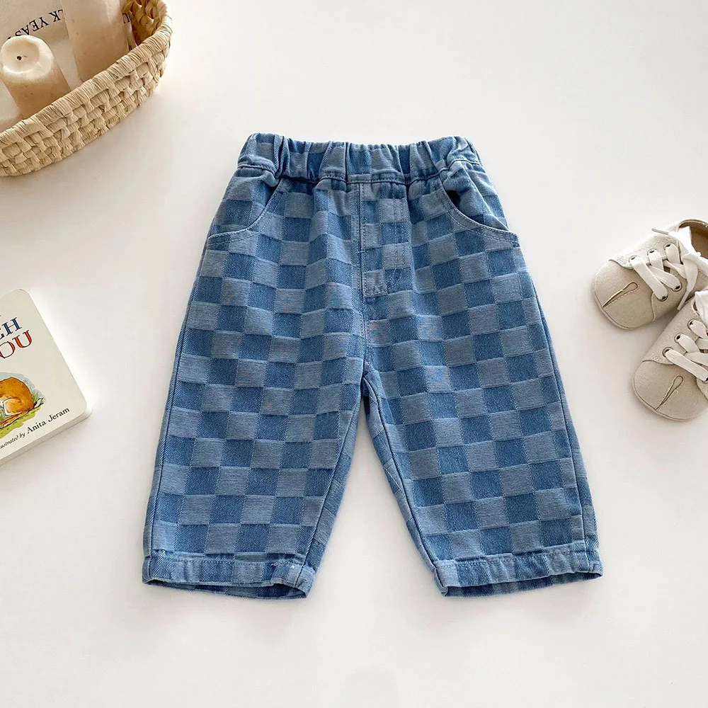 Vaqueros combinados con diferentes outfits infantiles