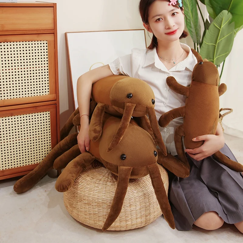 Peluche de insecto usado como almohada decorativa