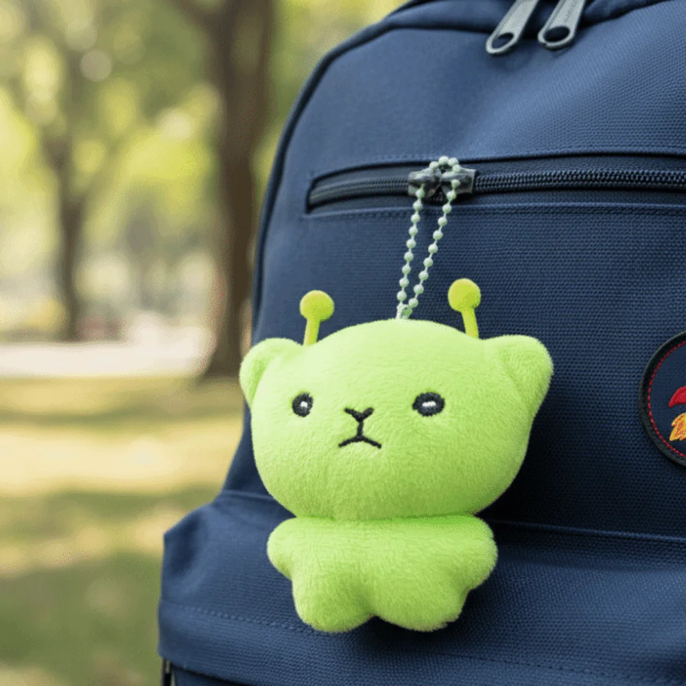 Colgante de mochila de peluche suave de dibujos animados en uso sobre una mochila
