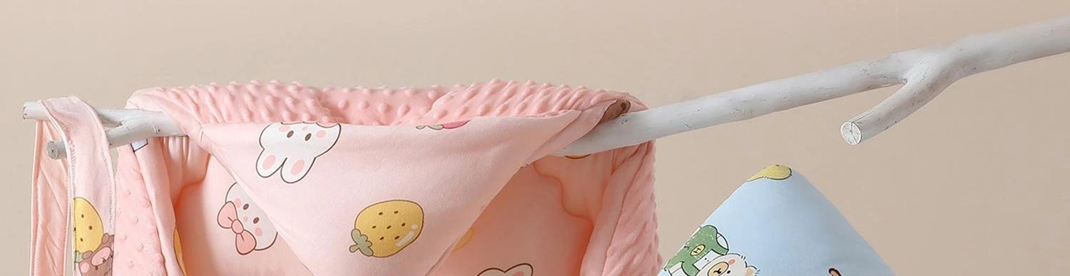 Detalle del tejido de franela y el interior acolchado de la manta